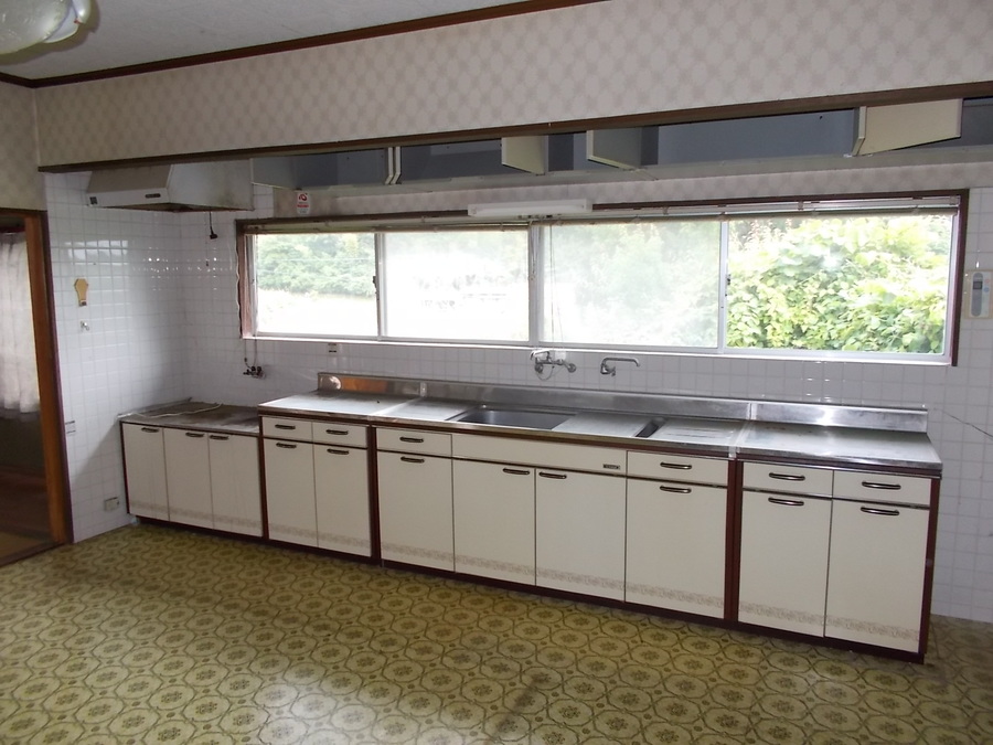 1970s steel-frame house on a large plot in Shimane