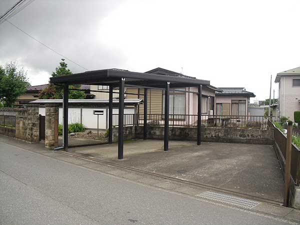 1980s wood house on a large plot in Iwate