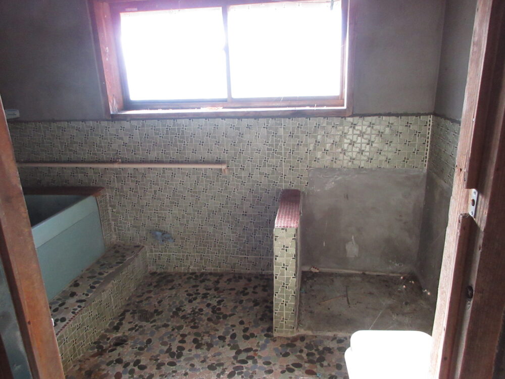 1940s wood house on a large plot in Iwate
