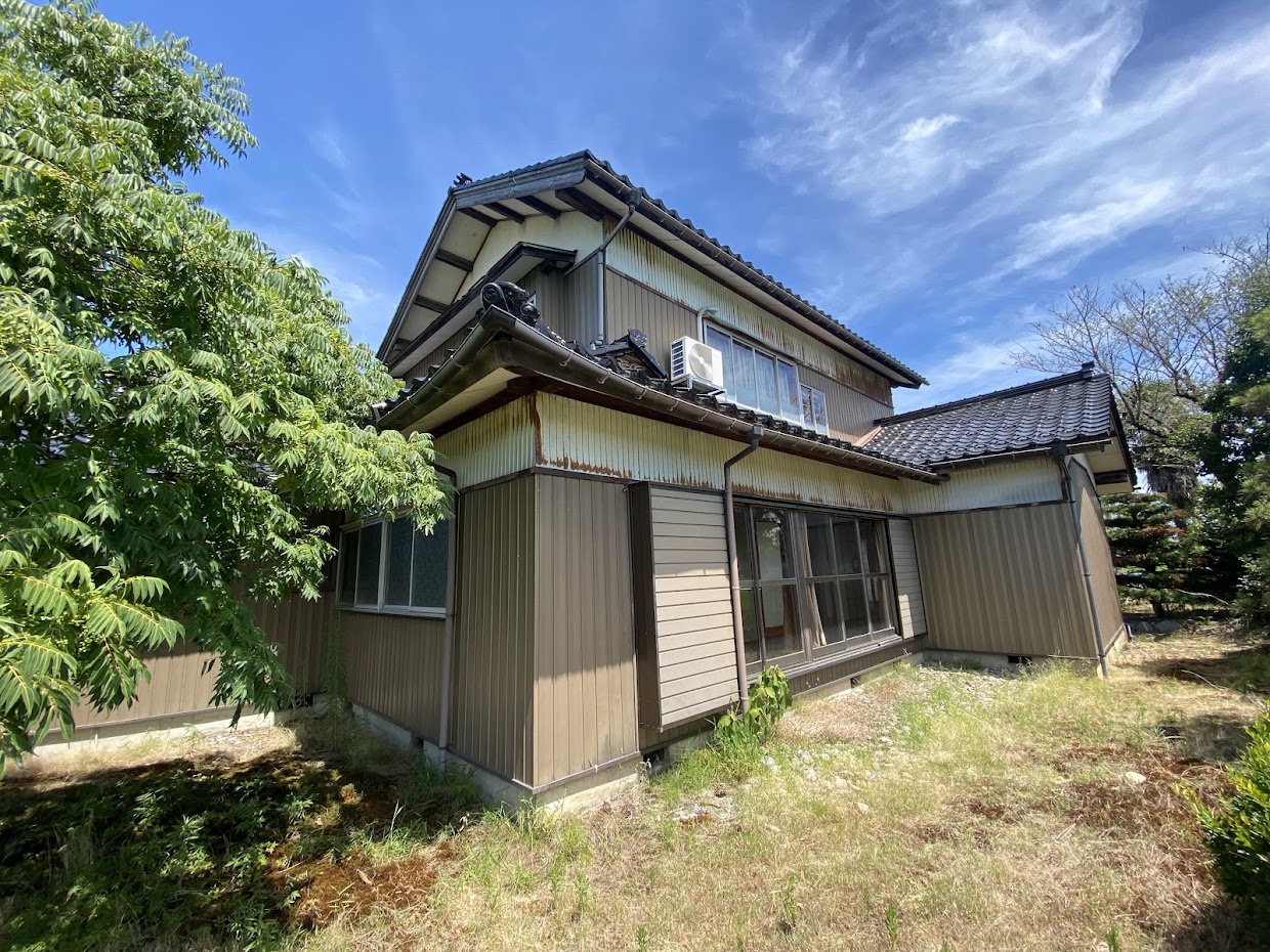 1970s wood house on a large plot in Toyama