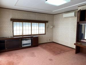 1980s wood house on a large plot in Niigata