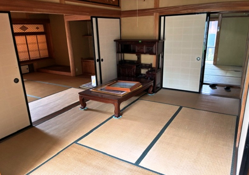 Wood house with outbuildings in Tottori