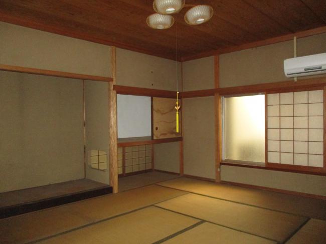 1970s wood house, 17-min walk to station, Okayama