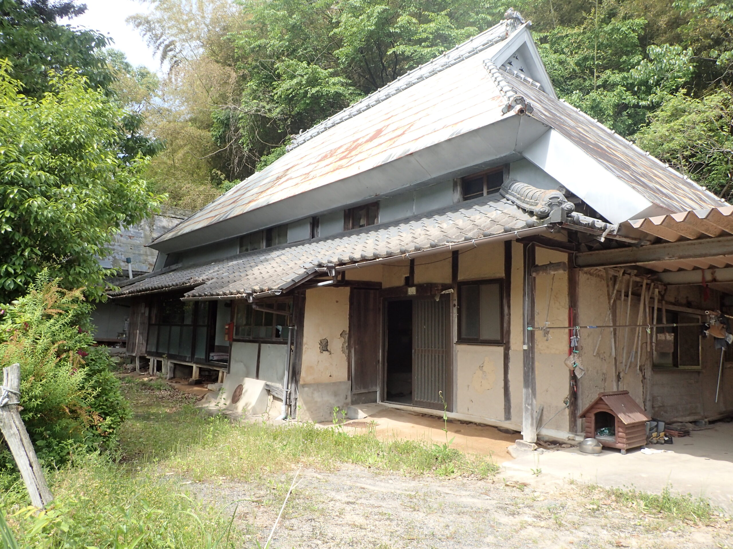 Wood house with storehouses in Okayama