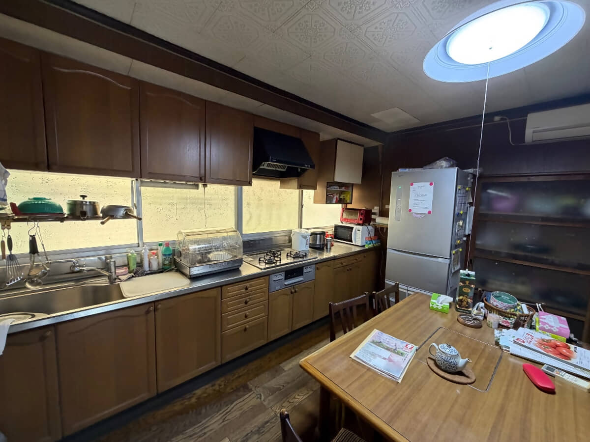 1950s wood house on a large plot in Hiroshima