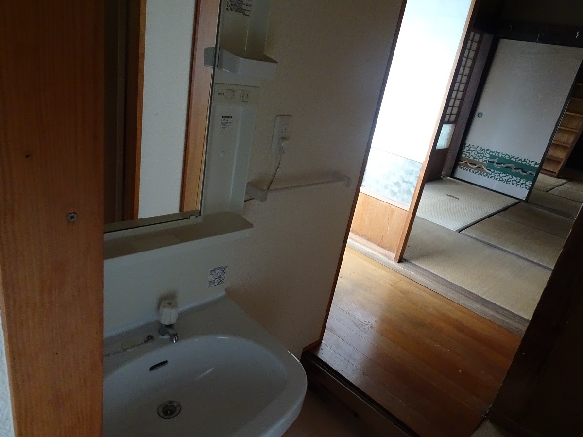 1910s wood house on a large plot in Hyogo