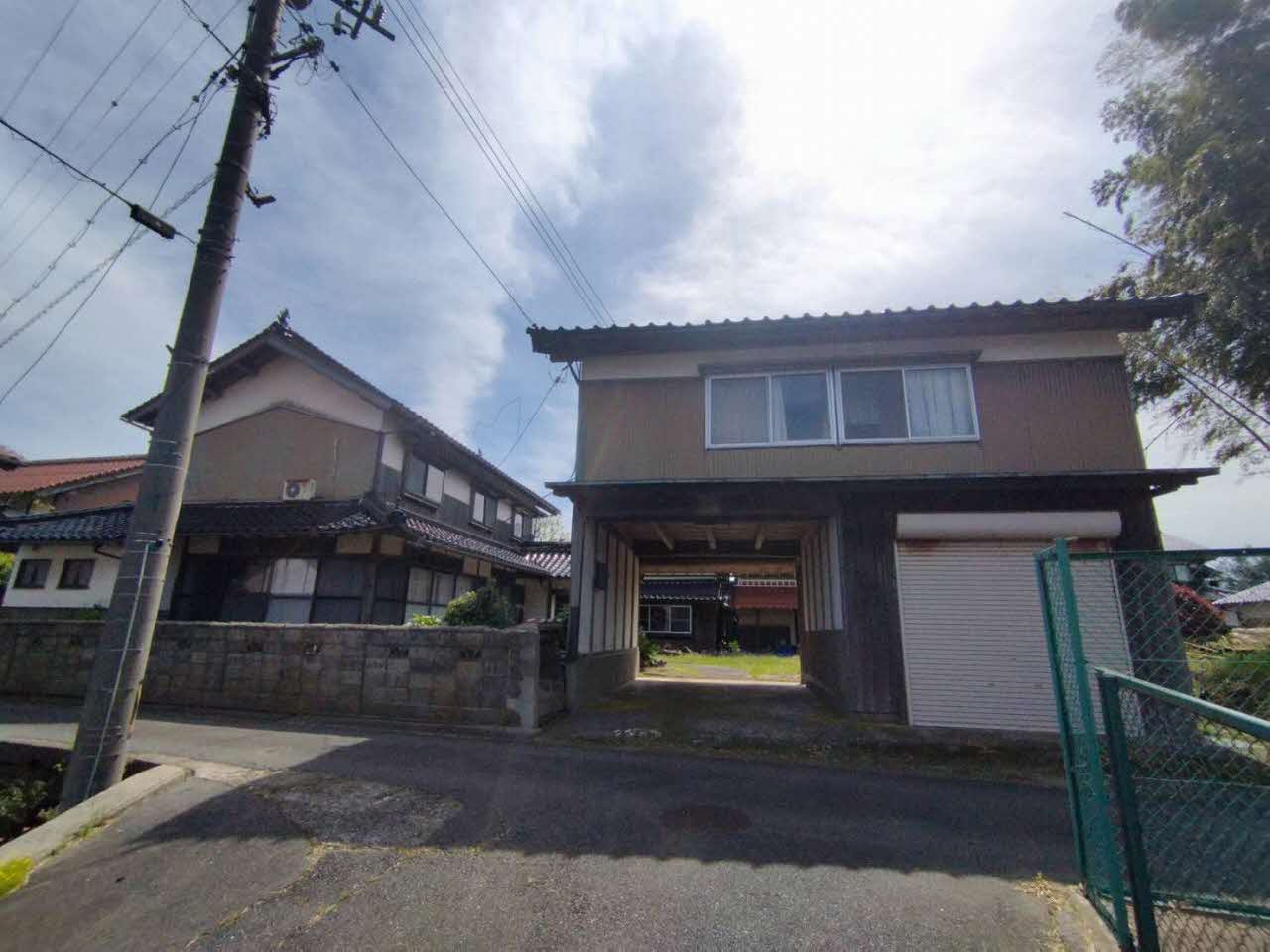 Wood house with storehouses in Tottori