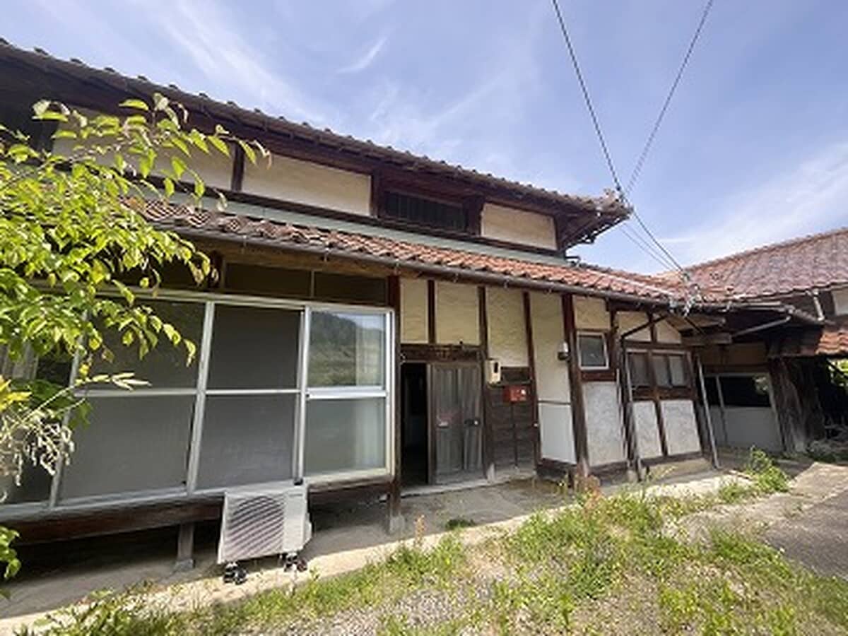 1930s wood house on a large plot in Hiroshima