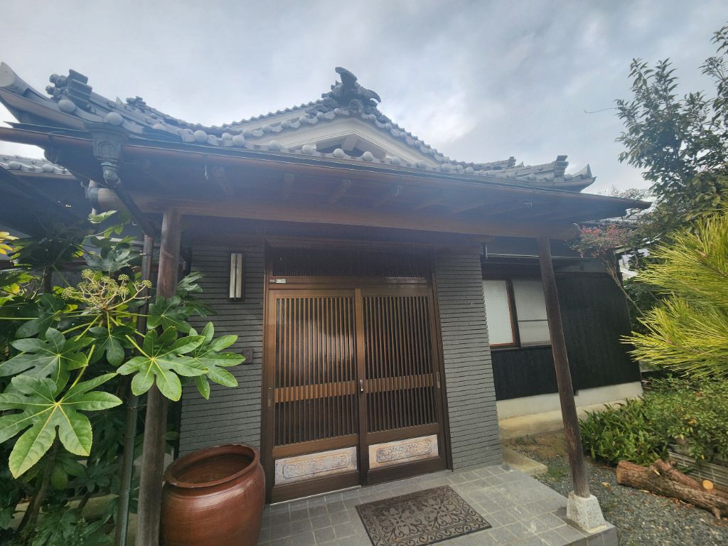 1990s wood house with storehouses in Ehime