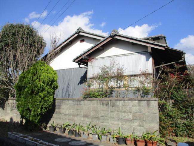 1970s wood house on a large plot in Kagawa