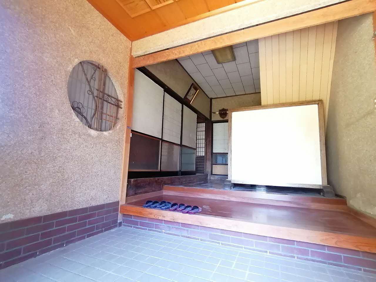 Wood house with storehouses in Tottori