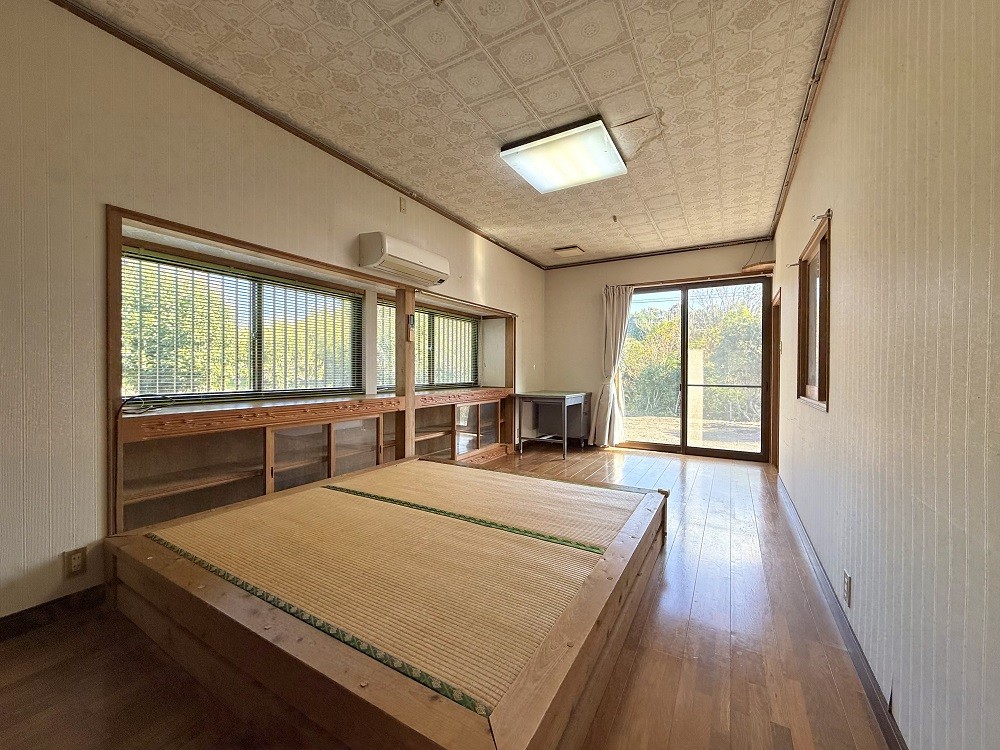 1980s wood house on a large plot in Yamakawanarukawa, Ibusuki