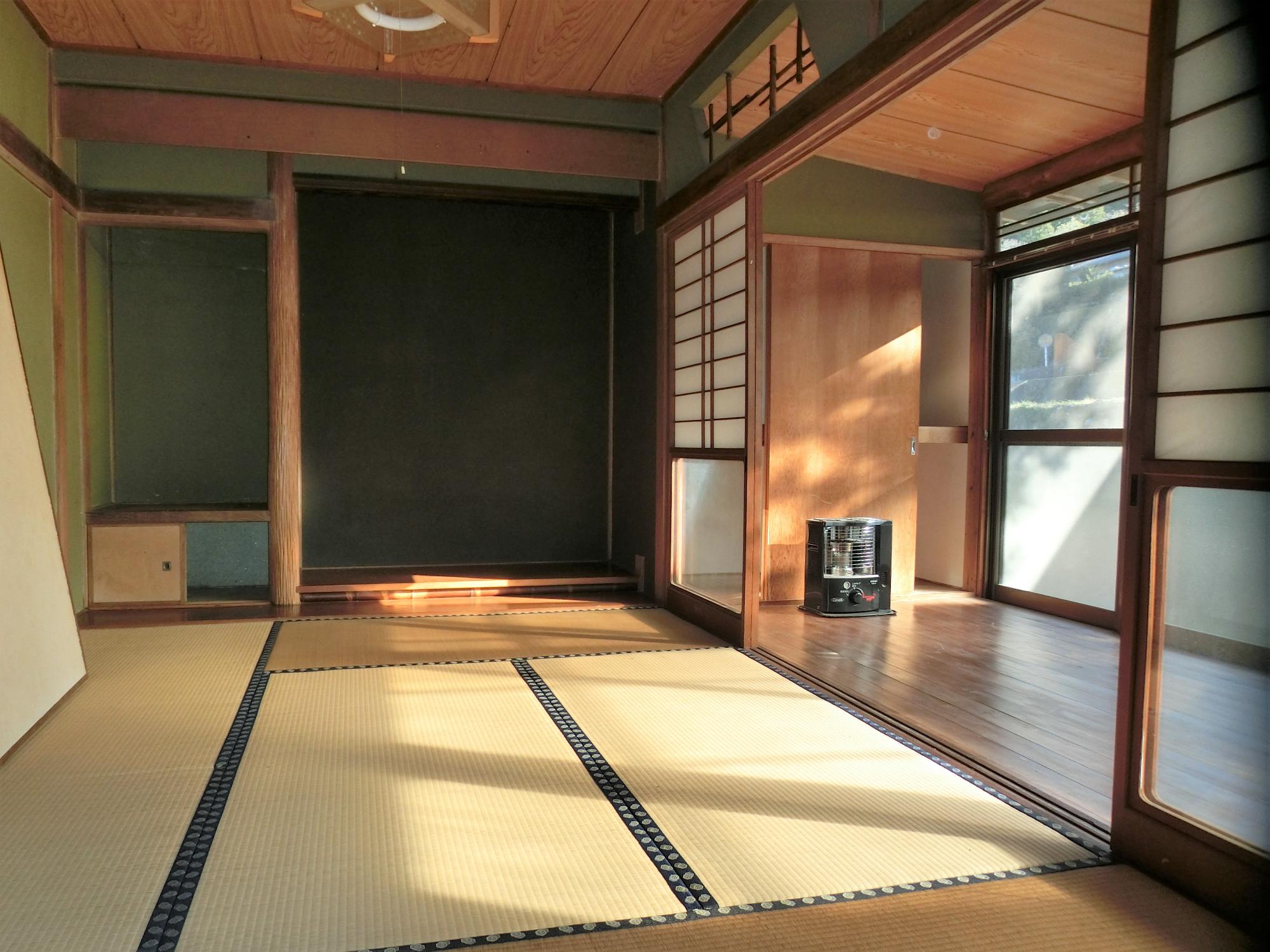 1970s wood house on a large plot in Fukuoka