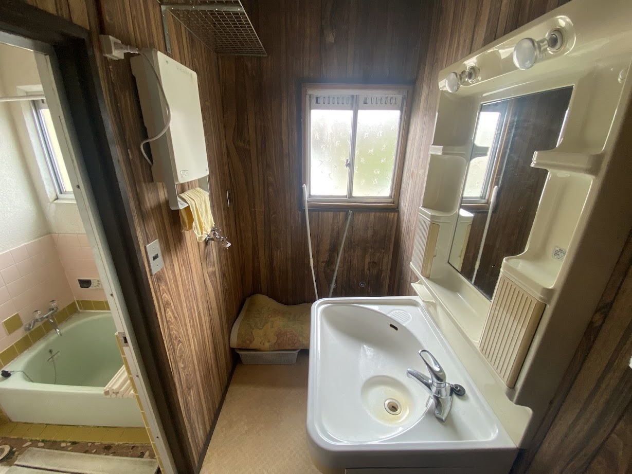 1970s wood house, 10-min walk to station, Toyama