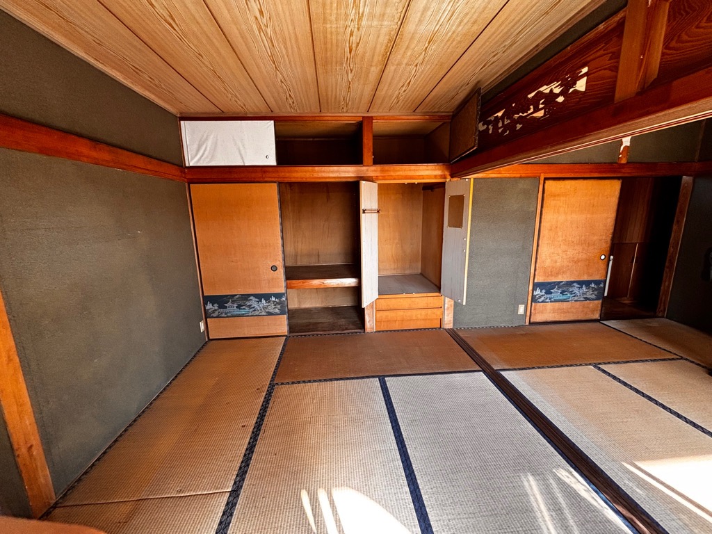 1980s wood house near the coast in Nishimochida, Aira