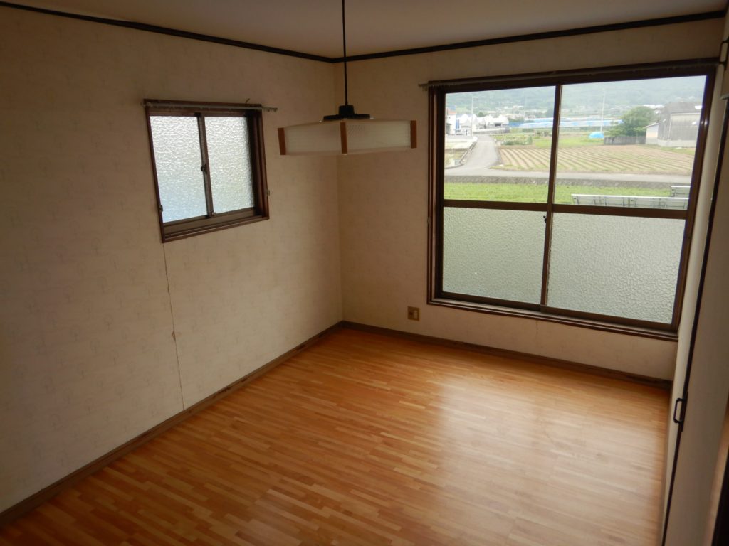 1970s wood house, 15-min walk to station, Ehime