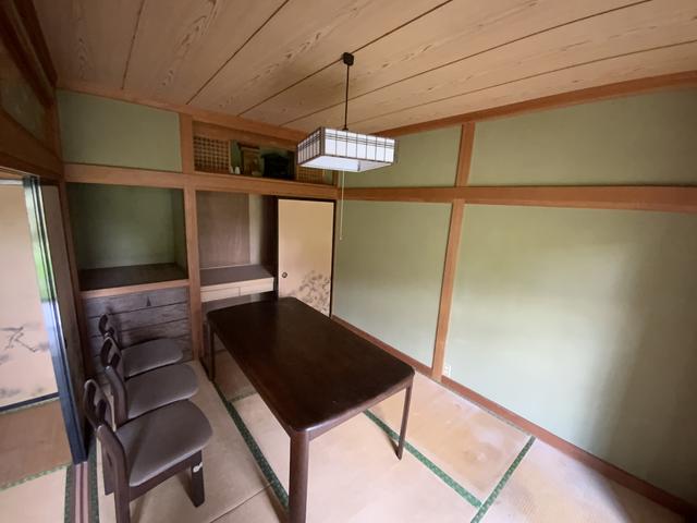 1980s wood house with storehouses in Iwate