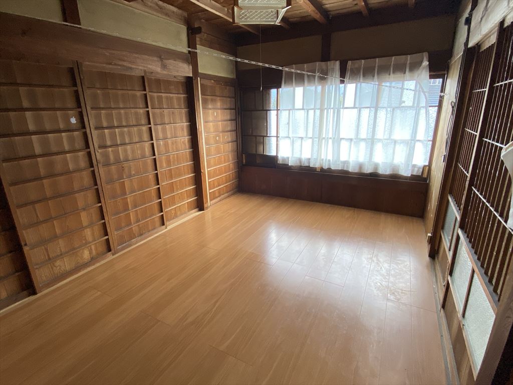 1950s wood house on a large plot in Mie