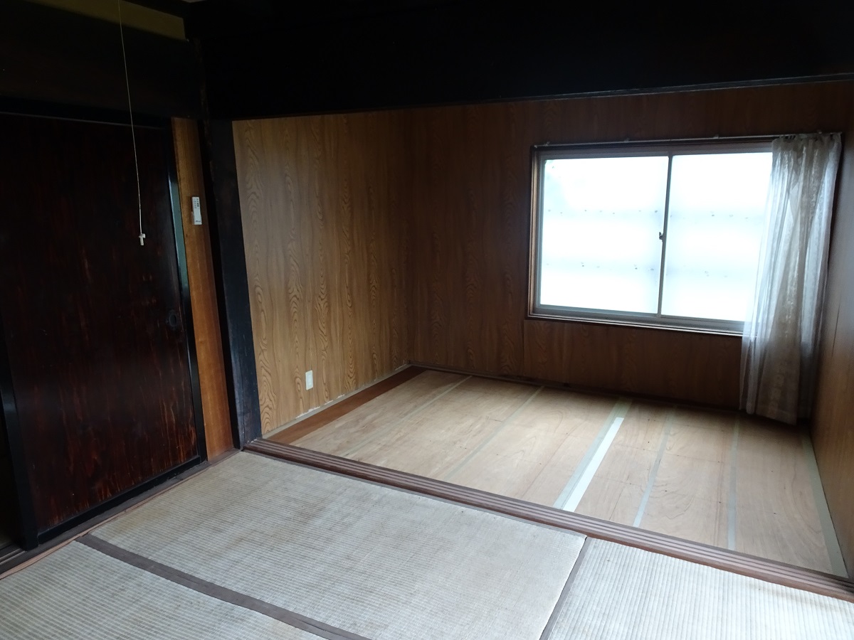 1910s wood house on a large plot in Hyogo