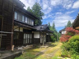 1950s wood house on a large plot in Niigata