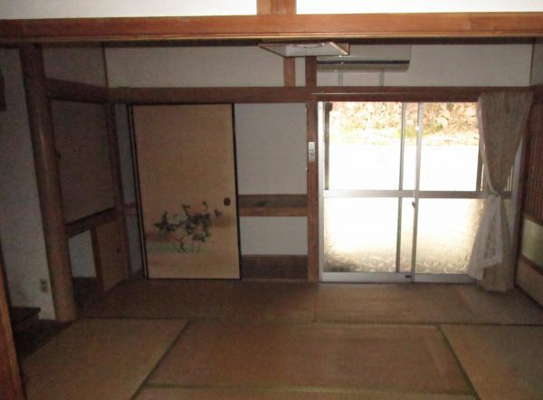1970s wood house with storehouses in Oita
