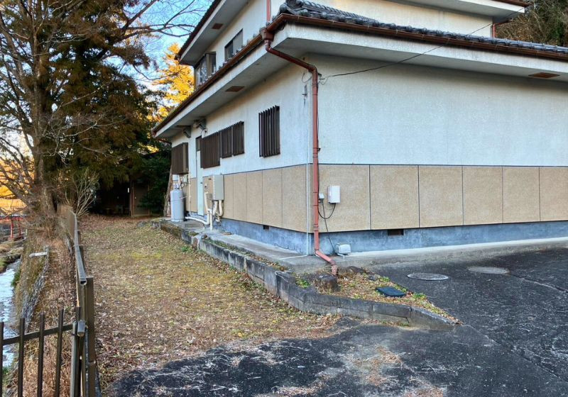 1980s wood house on a large plot in Tokyo