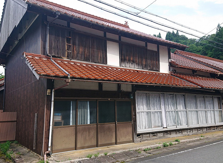 1890s wood house on a large plot in Shimane
