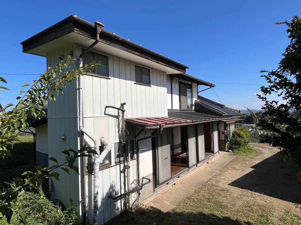 1950s wood house on a large plot in Nagano