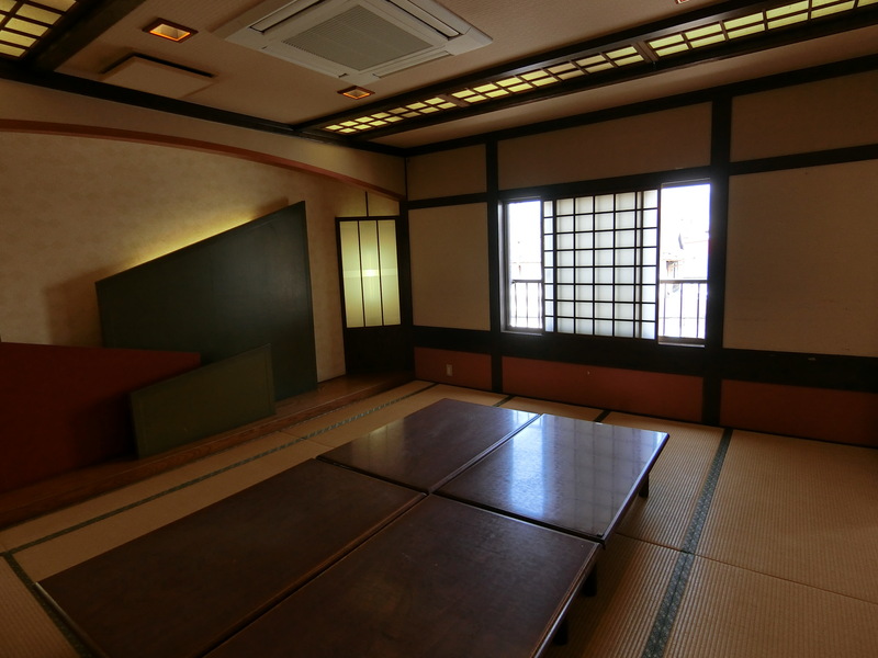 1990s wood house in Kochi