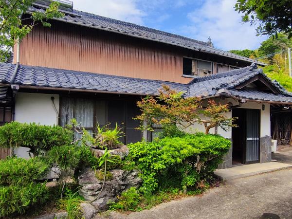 1980s wood house with storehouses in Oita