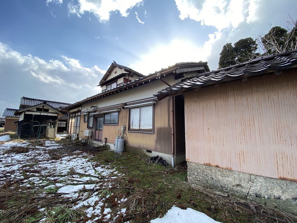 1940s wood house on a large plot in Toyama