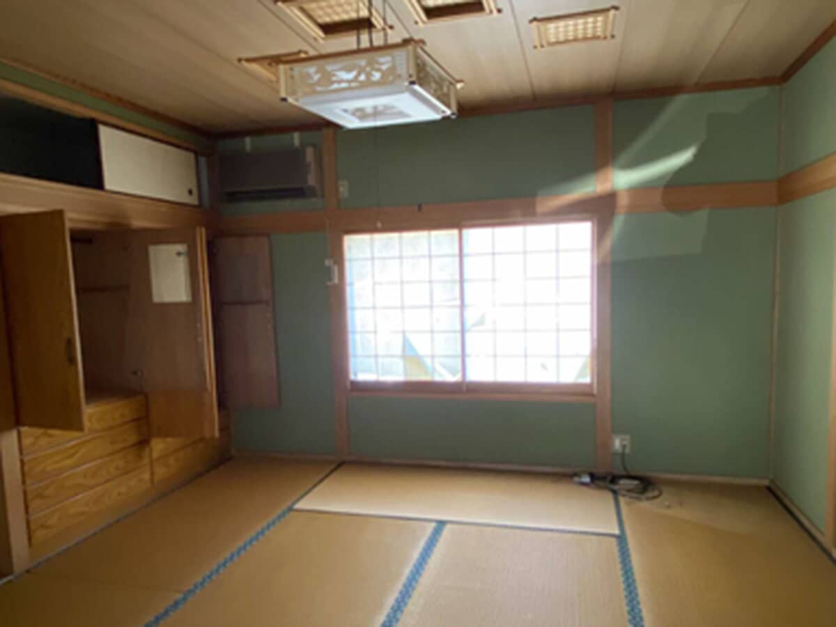 1970s wood house on a large plot in Hiroshima