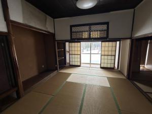 1960s wood house on a large plot in Niigata