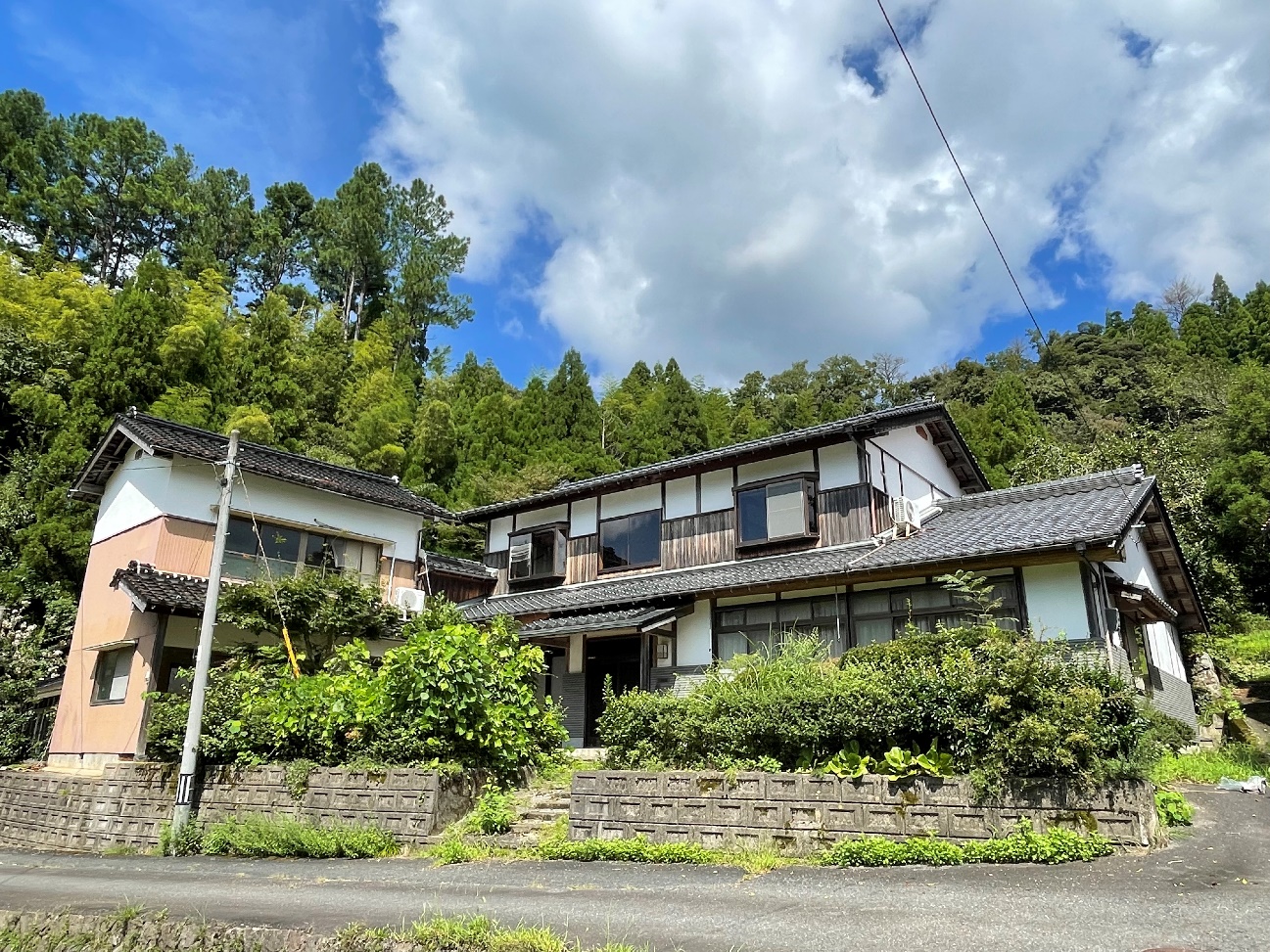 1990s wood house with outbuildings in Tottori