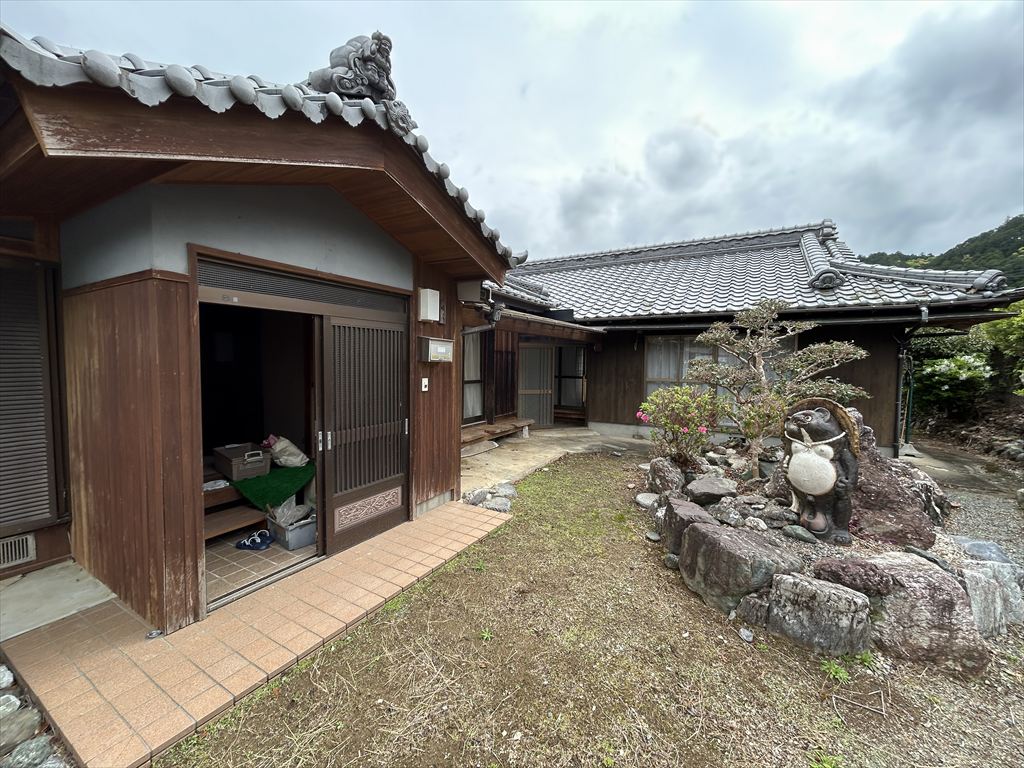 1940s wood house on a large plot in Mie