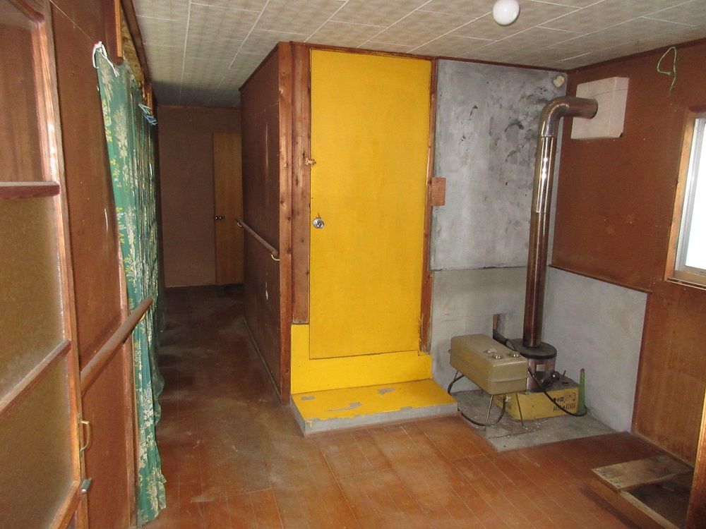 1960s wood house, 16-min walk to station, Iwate