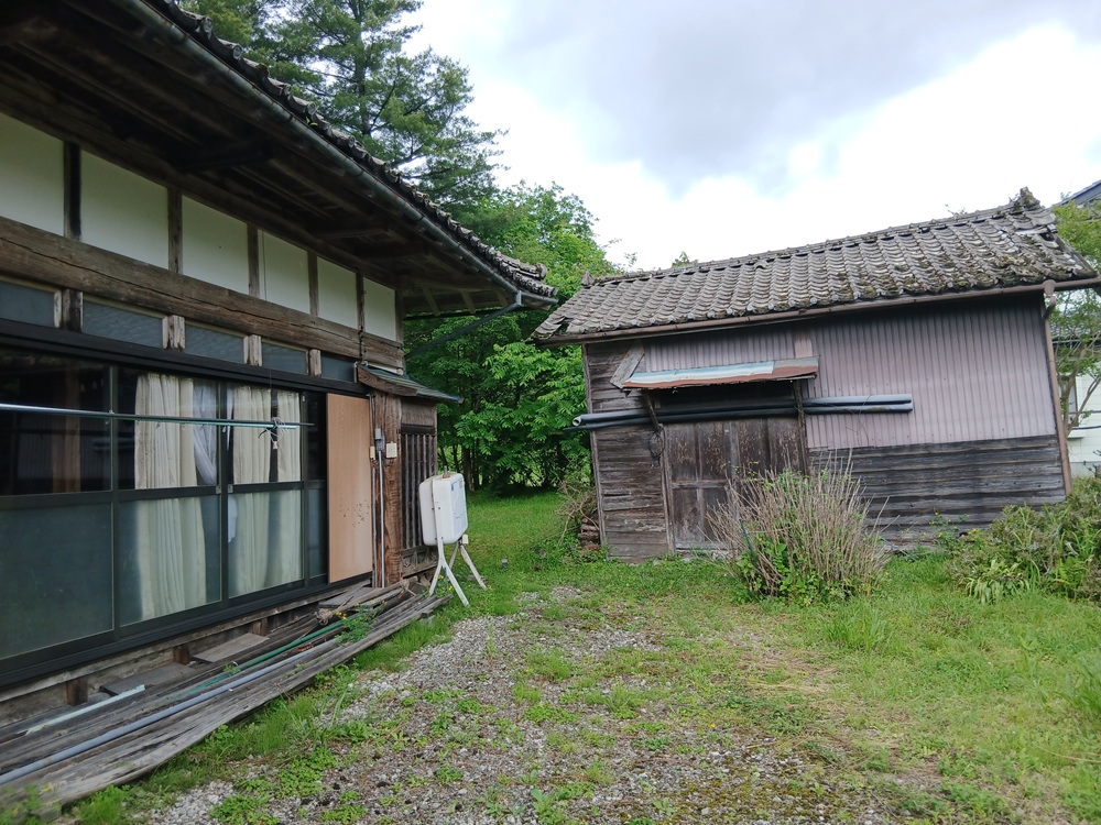 1940s wood house on a large plot in Iwate