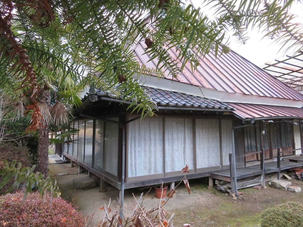 Wood house on a large plot in Hiroshima