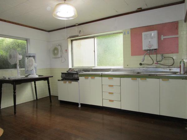 Wood house with storehouses in Oita
