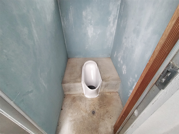 Building that used to be a cram school, has a simple sink and toilet. Comes with farmland.