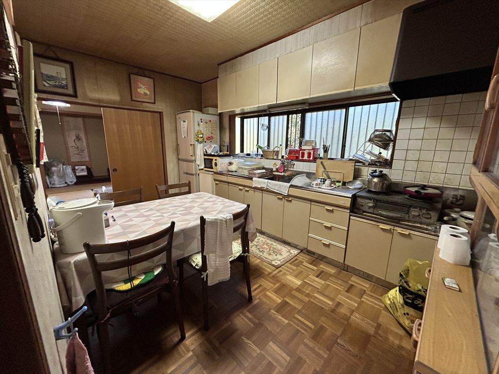 1980s wood house on a large plot in Mie