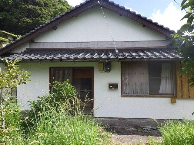 Wood house with outbuildings in Kochi