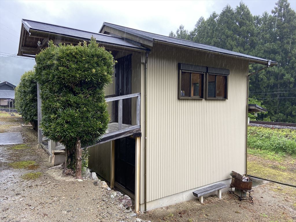1960s wood house with storehouses in Mie