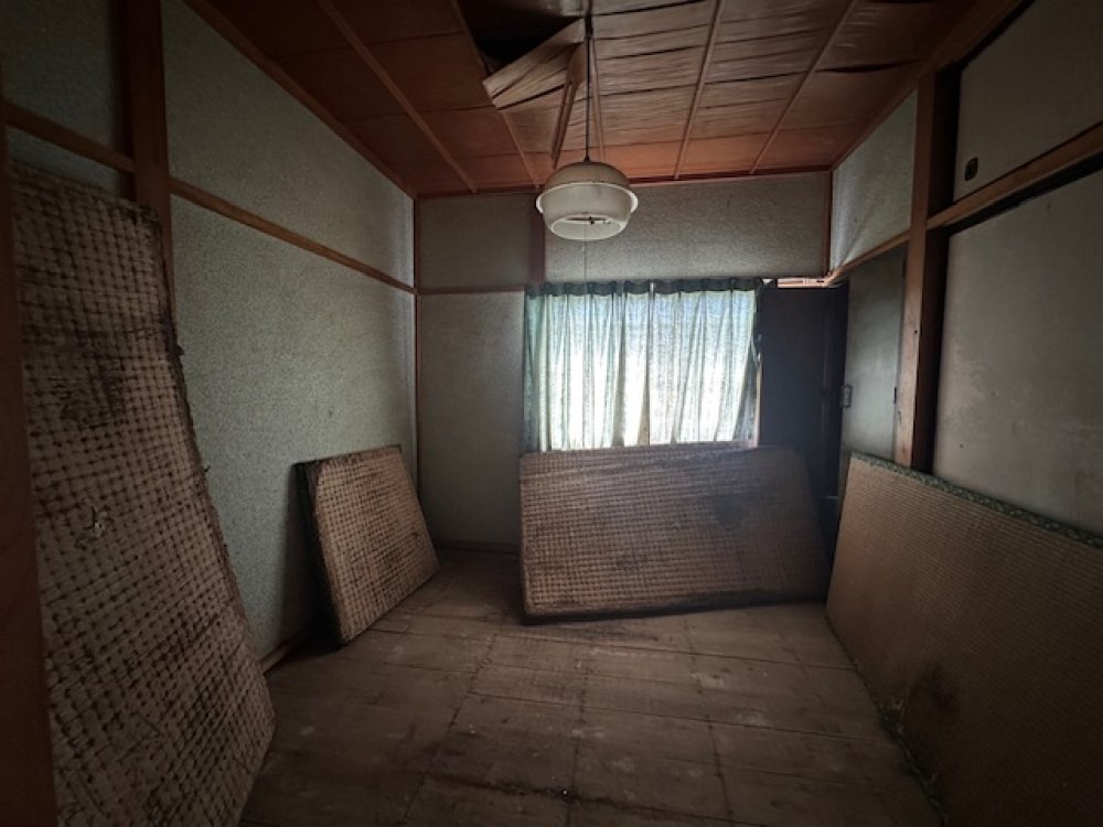 Traditional-style tatami-room house with storage shed!