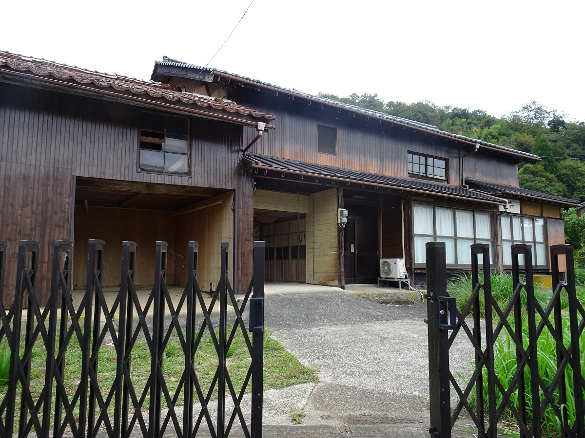 1910s wood house on a large plot in Hyogo