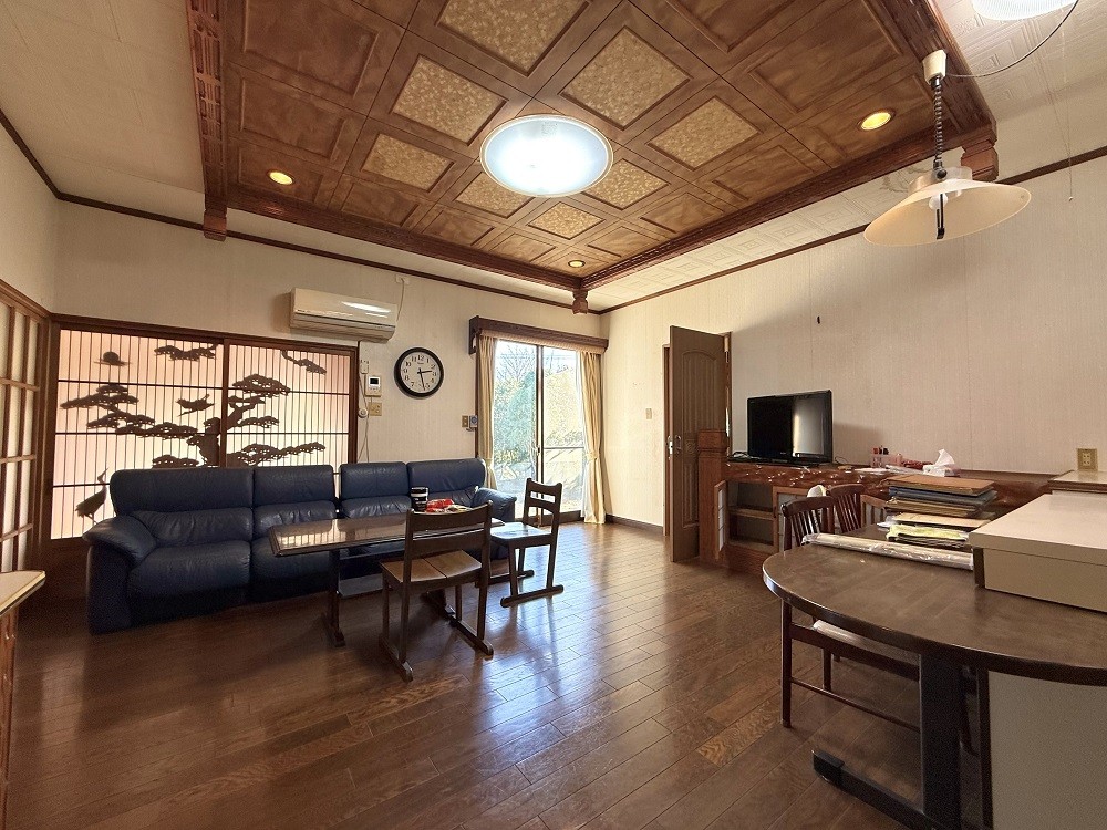 1980s wood house on a large plot in Yamakawanarukawa, Ibusuki