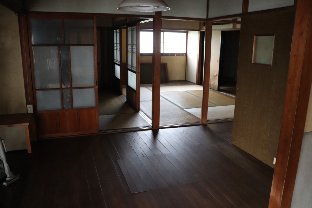 1960s wood house on a large plot in Gifu