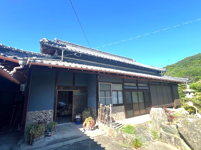 1960s wood house with storehouses in Kagawa