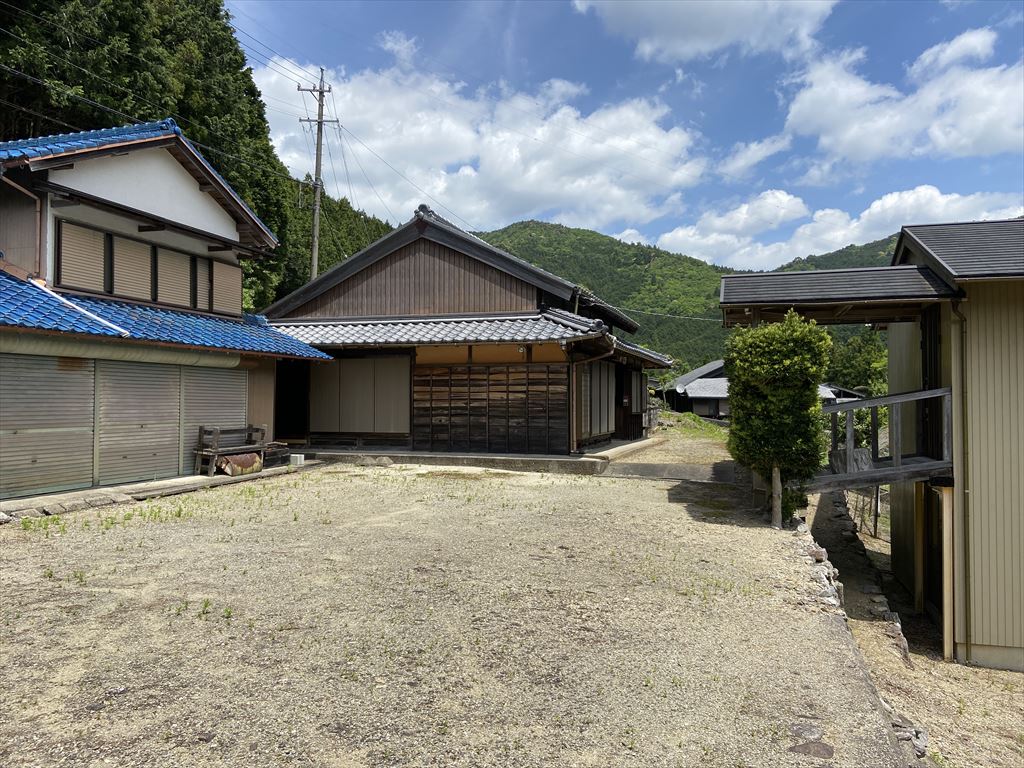 1960s wood house with storehouses in Mie