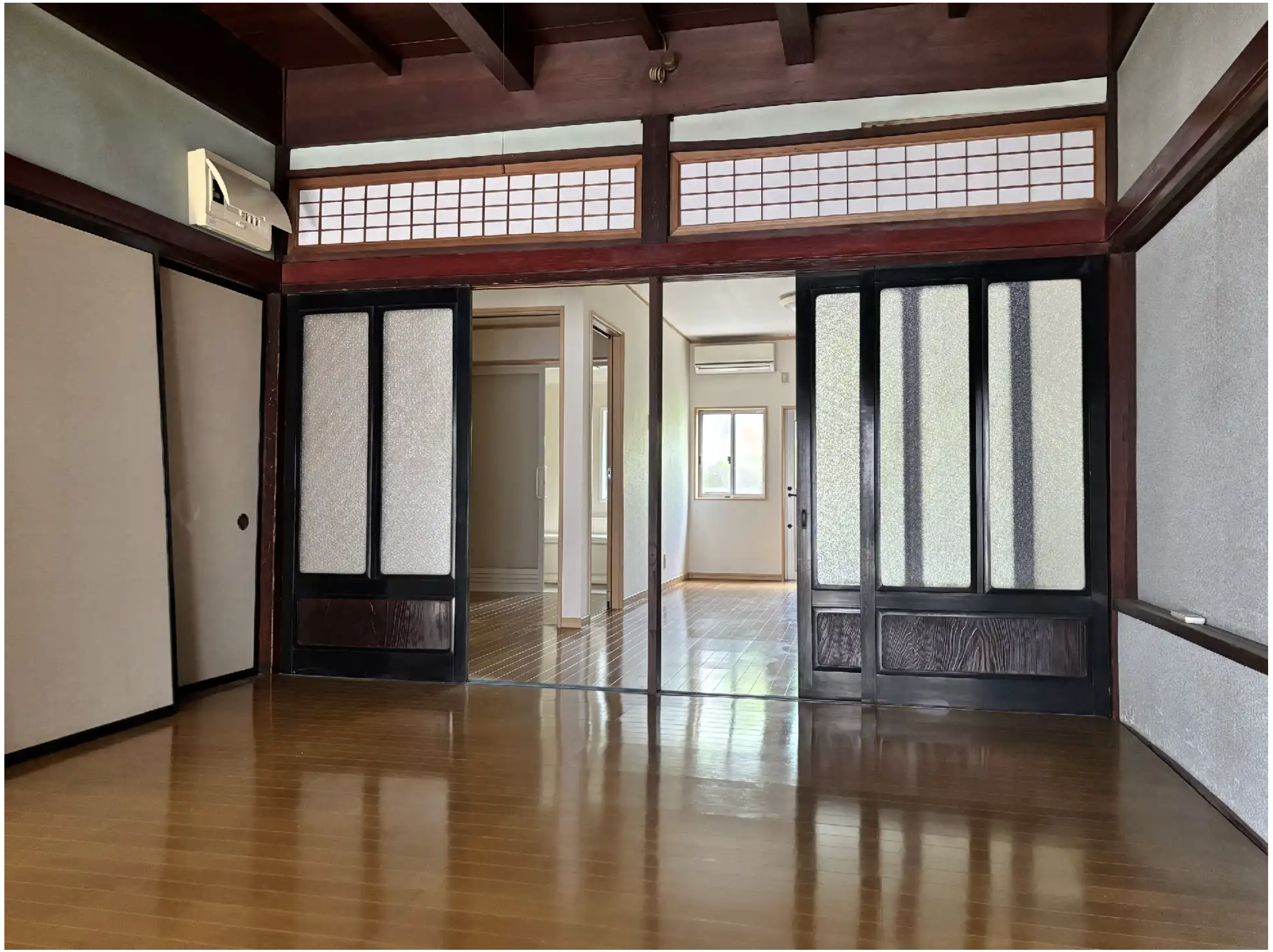 Wood house in Himi